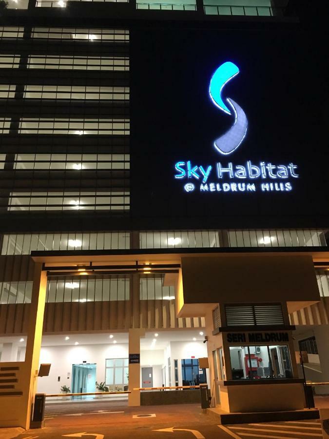 Sky Habitat Johor Bahru Hotel Екстериор снимка